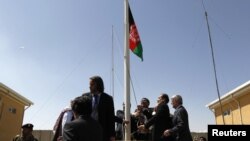 مقامات افغان حین بر افراشتن پرچم افغانستان در محوطۀ زندان بگرام (سپتمبر ۲۰۱۲)