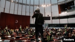 进入香港立法会大厅的抗议者们 （2019年7月1日）