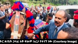 የኤርትራው ፕሬዚዳንት ኢሳያስ አፈወርቂ ከኦሮሚያ ክልል ፕሬዝዳንት አቶ ለማ መገርሳ ፈረስ ከእነ ጋሻና ጦሩ ስጦታ ተበረከተላቸው። #Ethiopia #Eritrea #VOAAmharic (መረጃና ፎቶው ከጠቅላይ ሚኒስትር ጽ/ቤት ኃላፊ አቶ ፍፁም አረጋ የተገኘ ነው)