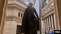 ჯორჯ ვაშინგტონის ძეგლი, ფედერალური დარბაზის წინ.