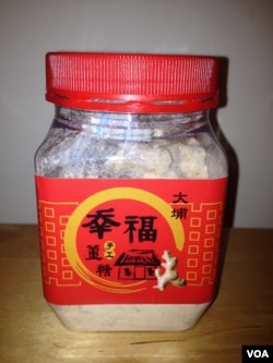 彭秀春以姜糖聊表心意，希望内政部长李鸿源等官员能够体恤民情。(美国之音燕青拍摄)