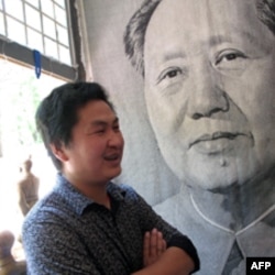 这位经营纪念品的小贩说，毛泽东是神。