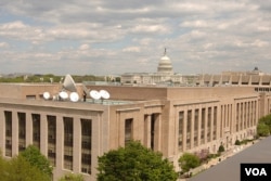 美国之音总部大楼，旁边是国会大厦