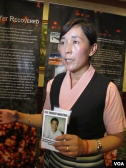 藏族制片人当知项欠之妻拉木措呼吁营救丈夫（美国之音容易拍摄）