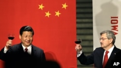 川普提名的美国驻华大使特里•布兰斯塔德（右）与中国主席习近平相识多年，关系友好