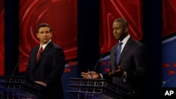 德桑蒂斯(左)和吉卢姆在竞选州长期间进行辩论。(2018年10月21日)