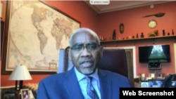 时任美国国会众议院外交事务委员会主席的米克斯众议员2021年5月6日主持新疆人权听证会。