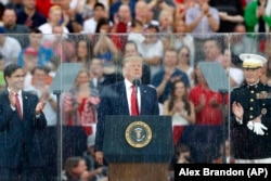 特朗普总统在林肯纪念堂前面发表独立日讲话。(2019年7月4日)