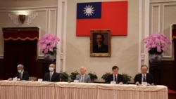 台湾的国家安全会议副秘书长徐斯俭（左）、台湾行政院政务委员邓振中、APEC台湾领袖代表暨台积电创办人张忠谋（中）、台湾国家发展委员会主任委员龚明鑫以及台湾外交部国际组织司司长陈龙锦于21日出席“APEC暨经济领袖会议会后记者会”。（美国之音李玟仪摄）