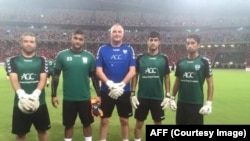 چهار دروازه بان تیم ملی همراه با مربی دروازه بانان فوتبال افغانستان