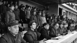 1967年4月21日（前排左起）中共高官周恩来、江青、陈伯达、康生、张春桥、王力、杨成武、姚文元、戚本禹和关锋参加了北京市革命委员会成立大会。