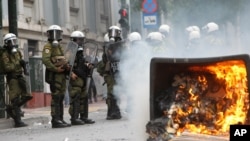 Kunjungan Kanselir Jerman di Yunani disambut dengan unjuk rasa para demonstran yang marah atas langkah-langkah penghematan pemerintah (9/10).