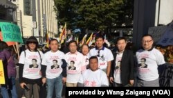 2015年9月，王在刚在西雅图参加抗议习近平的活动，为六四残疾人士方政推轮椅（王在刚提供）