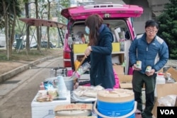 移动餐车在台湾也叫“胖卡”，两位胖卡族正在准备免费的食物。（美国之音记者方正拍摄）