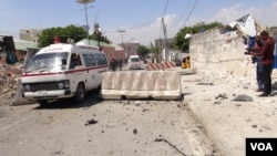 An ambulance arrives at the scene of Monday's suicide bombing in a Mogadishu neighborhood in Somalia, Jan. 2, 2017. (Photo - Abdulkadir Mohamed Abdulle for VOA's Somali Service)