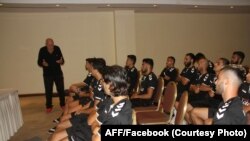 اوتو فیستر، مربی تیم ملی فوتبال افغانستان حین صحبت به اعضای تیم