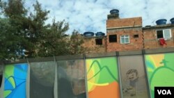 تابلوهایی که کنار جاده نزدیک فرودگاه بین المللی ریو کار گذاشته شده همه چیز پشت آن را پنهان نمی کند