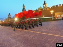 5月4日，历史方队进入红场 (美国之音白桦拍摄)