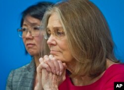 前往朝鲜参加国际国际妇女和平与裁军日的美国女权倡导者格洛丽雅.斯坦尼姆（中）