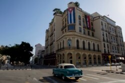 Bendera Kuba di Parque Central Hotel di Havana, Kuba, Senin pagi, 12 Juli 2021, sehari setelah protes terhadap kekurangan pangan dan harga tinggi di tengah krisis akibat pandemi COVID-19. (Foto AP/Ismael Francisco)