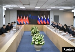 김정은 북한 국무위원장과 푸틴 러시아 대통령이 25일 블라디보스토크 루시크섬 극동연방대학에서 확대회담을 하고 있다. 북측에서 리용호 외무상과 최선희 외무성 제1부상 등이, 러시아에선 유리 트루트녜프 부총리 겸 극동연방관구 대통령 전권대표와 세르게이 라브로프 외무장관 등이 배석했다.