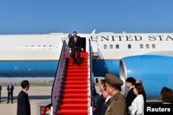 Američki državni sekretar Majk Pompeo izlazi iz svog aviona pošto je stigao u Pjongjang, Severna Koreja, 9. maja 2018.