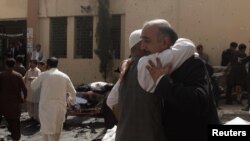 受害人的朋友和家属在奎达医院外的爆炸现场表示哀悼（2016年8月8日）
