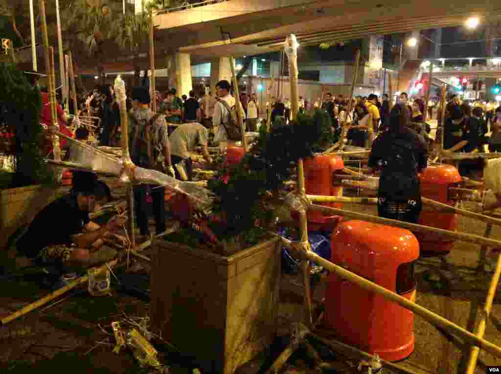 占领人士星期一晚在金钟道上架设和加固路障 (美国之音海彦拍摄)