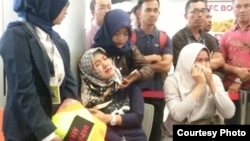 印尼失事飞机遇难者家属听到消息后痛哭（路透社转发Antara Foto照片）