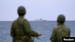 지난 7일 일본 자위대 장병들이 오키나와 해변에서 해안경비대 함정을 바라보고 있다. (자료사진)