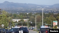 拉古纳伍兹市日内瓦长老会教堂发生枪击事件后，警方抵达现场。