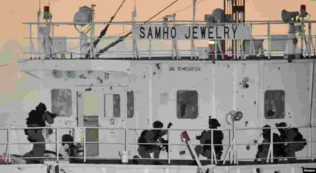 Anggota pasukan khusus angkatan laut Korea Selatan mengambil posisi selama operasi penyelamatan awak kapal Samho Jewelry di Laut Arab, Januari 2011.