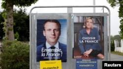 法国总统候选人马克龙（左）和勒庞的竞选海报