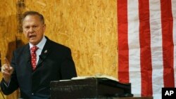 Le candidat républicain Roy Moore parle lors d'un rassemblement, le 30 novembre 2017 à Dora, Alabama. 