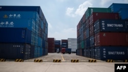 중국 동부 장쑤성 장자강 항에 컨테이너가 쌓여있다. (자료사진)