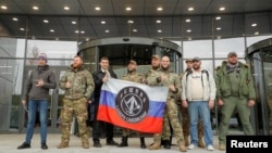 资料照片：俄罗斯瓦格纳集团在圣彼得堡的办公大楼2022年11月正式开幕期间，参观者正在合影留念。