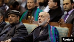 Presiden Afghanistan Hamid Karzai menghadiri hari terakhir pertemuan 'Loya Jirga' di Kabul (24/11). 