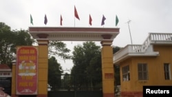 Pintu gerbang penjara "Number Five" di propinsi Thanh Hoa, sekitar 200 kilometer sebelah selatan kota Hanoi (Foto: dok). Pemerintah Vietnam menjatuhkan vonis tiga tahun penjara atas Vo Viet Dzien, seorang aktivis demokrasi Vietnam, Selasa (15/1).