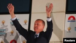 Le président turc Tayyip Erdogan salue ses partisans rassemblés devant le siège de l'AKP à Ankara, en Turquie, le 25 juin 2018. 