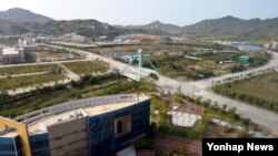 개성공단 재가동 이틀째인 지난 17일 개성공업지구관리위원회에서 바라본 공단 전경. 