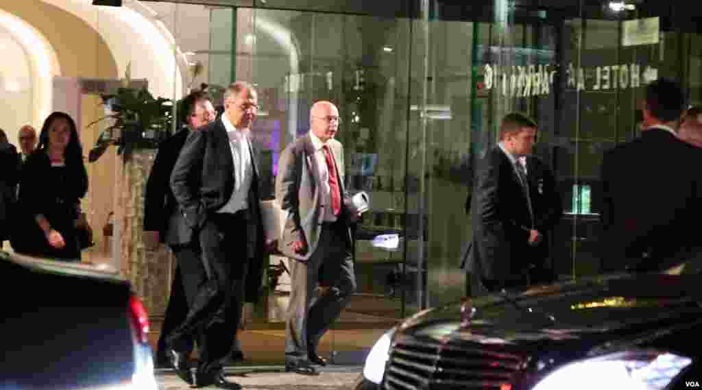 အာဆီယံ ထိပ္သီးညီလာခံ တက္ေရာက္ရန္ ေဒၚေအာင္ဆန္းစုၾကည္ ရန္ကုန္မွ ထြက္ခြာ