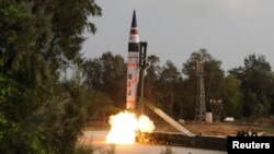 지난 2012년 4월 대륙간탄도미사일 ‘아그니 5’가 인도 동부 오디샤주에 있는 압둘 칼람 섬에서 발사되고 있다. (자료사진)