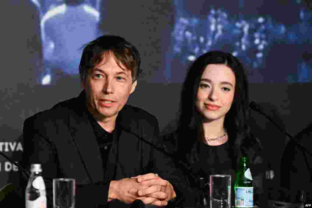 از سمت چپ: کارگردان آمریکایی شان بیکر و مایکی مدیسون بازیگر آمریکایی در طول یک کنفرانس مطبوعاتی برای فیلم &quot;آنورا&quot; در هفتادوهفتمین جشنواره فیلم کن.