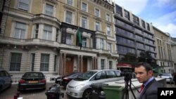 Britaniya Qəzzafinin diplomatlarını ölkədən qovur