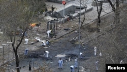 터키 앙카라에서 14일 발생한 폭탄 테러 현장에서 조사관들이 사건 현장을 수색하고 있다.