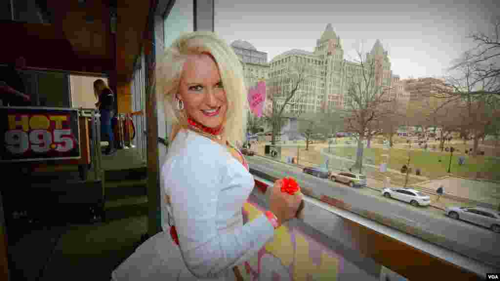 Suv sathida qalqib turadigan ko&#39;prik qurilishi. Ollohobod, Hindiston.&nbsp;