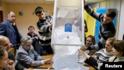 Perhitungan surat-surat suara di Kyiv, Ukraina hari Minggu (26/10).