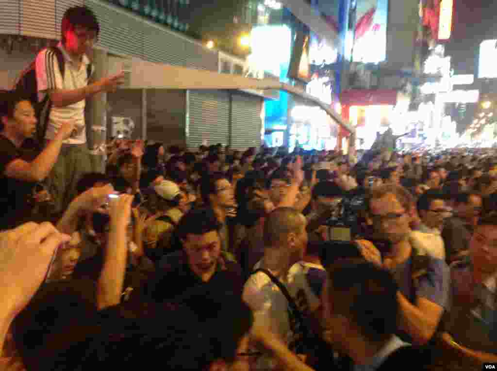 旺角爆发支持和反占中人士的大规模对峙 (美国之音海彦拍摄) 