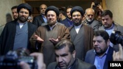 یاسر و علی، دو نوه دیگر آیت‌الله خمینی، حسن خمینی را در هنگام ثبت نام همراهی کردند.