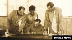 1953년 7월 27일 판문점에서 정전협정에 서명하는 유엔군 수석대표 해리슨 중장.